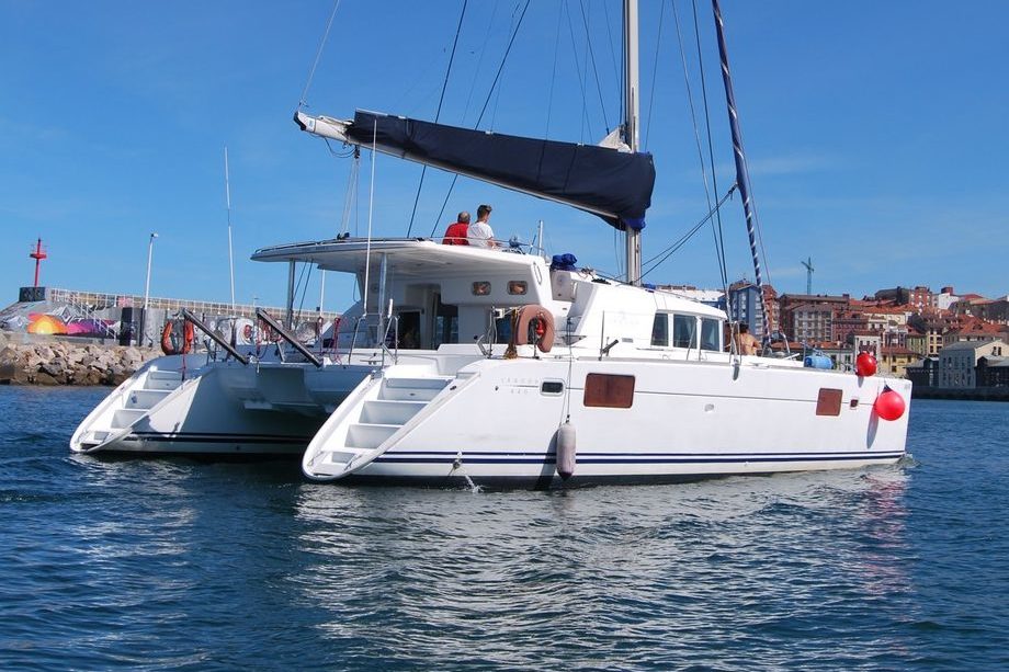 Alquiler embarcaciones en Asturias - Catamarán Bahía II