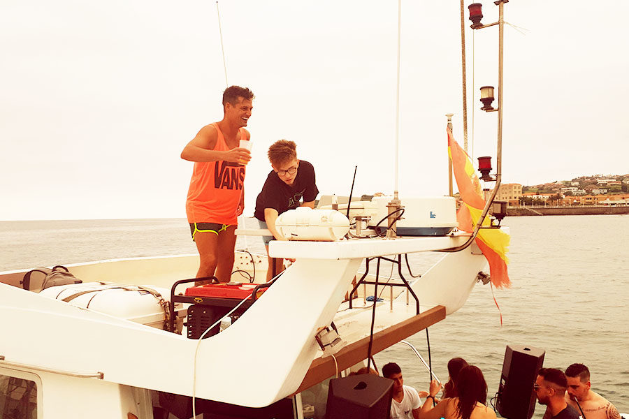 Yate PartyBoat Asturias Gijon Fiesta en Barco
